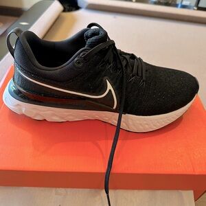 ✨BRAND NEW✨ white/black W Nike React Infinity Run FK2